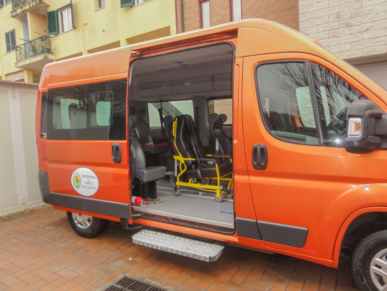 Ambulanze, autovetture, autofunebre per servizi sociali a Camucia Cortona